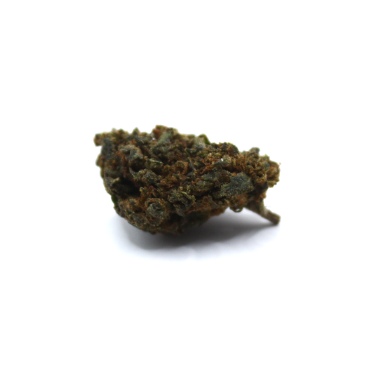 Mørkegrønt cannabis topskud med kompakt struktur fotograferet i close-up fra sidevinkel på hvid baggrund.