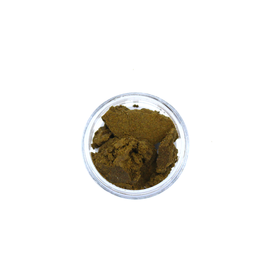 Brun hash i rund gennemsigtig plastbeholder fotograferet ovenfra i close-up på hvid baggrund.