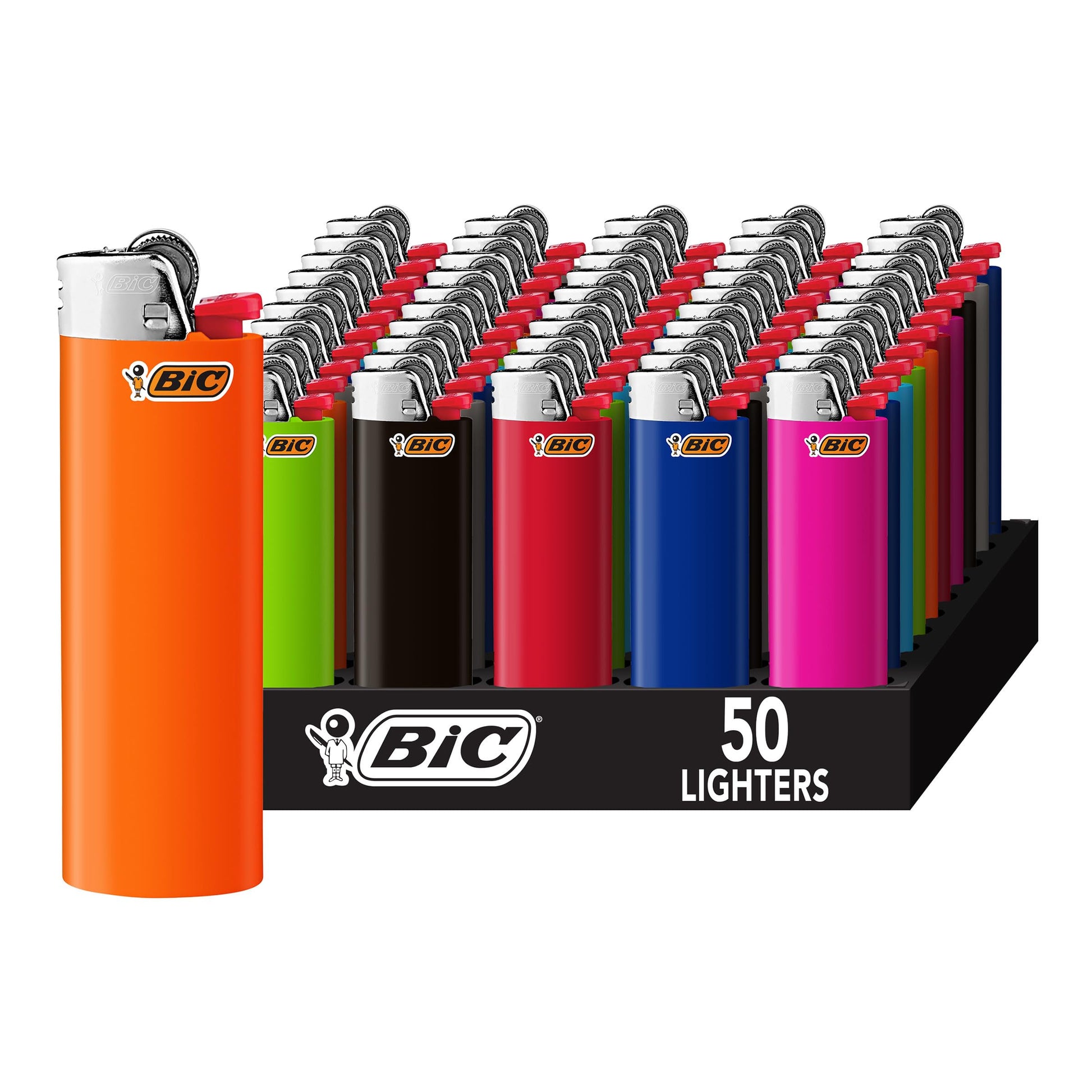 “BIC engangslightere i forskellige farver i display med 50 lightere samt orange BIC lighter i forgrunden fotograferet fra frontvinkel på hvid baggrund.
