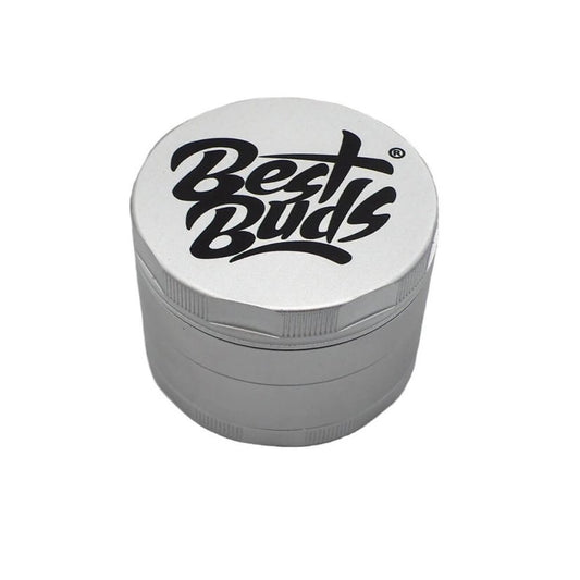 Sølvfarvet Best Buds aluminium grinder med logo på låget fotograferet i close-up fra let ovenfra vinkel på hvid baggrund.