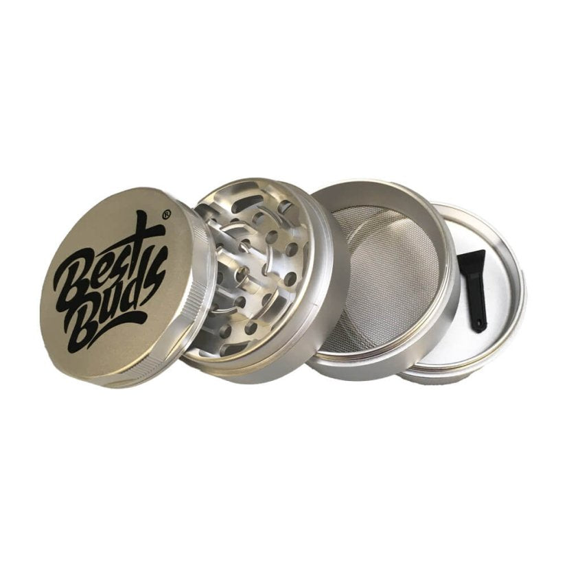 Best Buds 4-delt aluminium grinder vist adskilt med tænder, si og opsamlingskammer fotograferet fra sidevinkel på hvid baggrund.