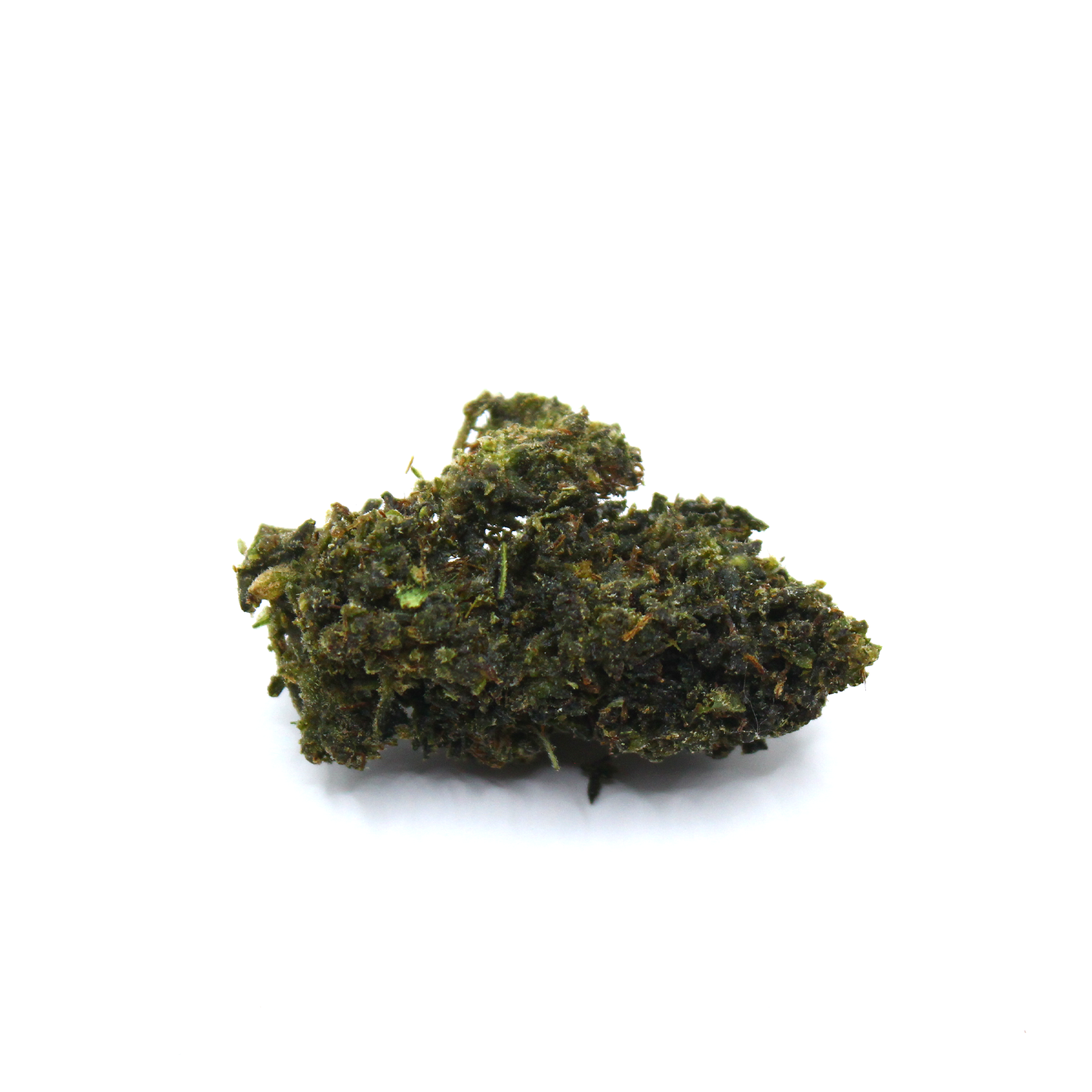 Kompakt cannabis bud med mørkegrønne nuancer og synlig plante struktur fotograferet i close-up fra lav sidevinkel på hvid baggrund.