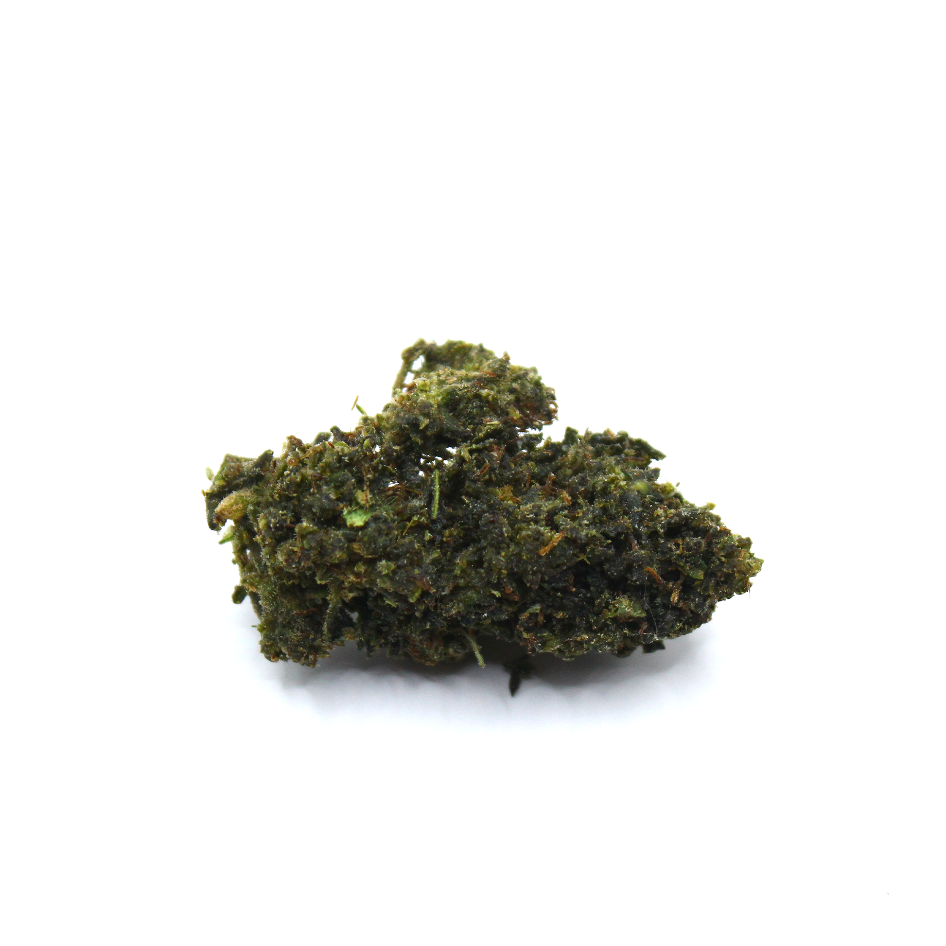 Kompakt cannabis bud med mørkegrønne nuancer og synlig plante struktur fotograferet i close-up fra lav sidevinkel på hvid baggrund.