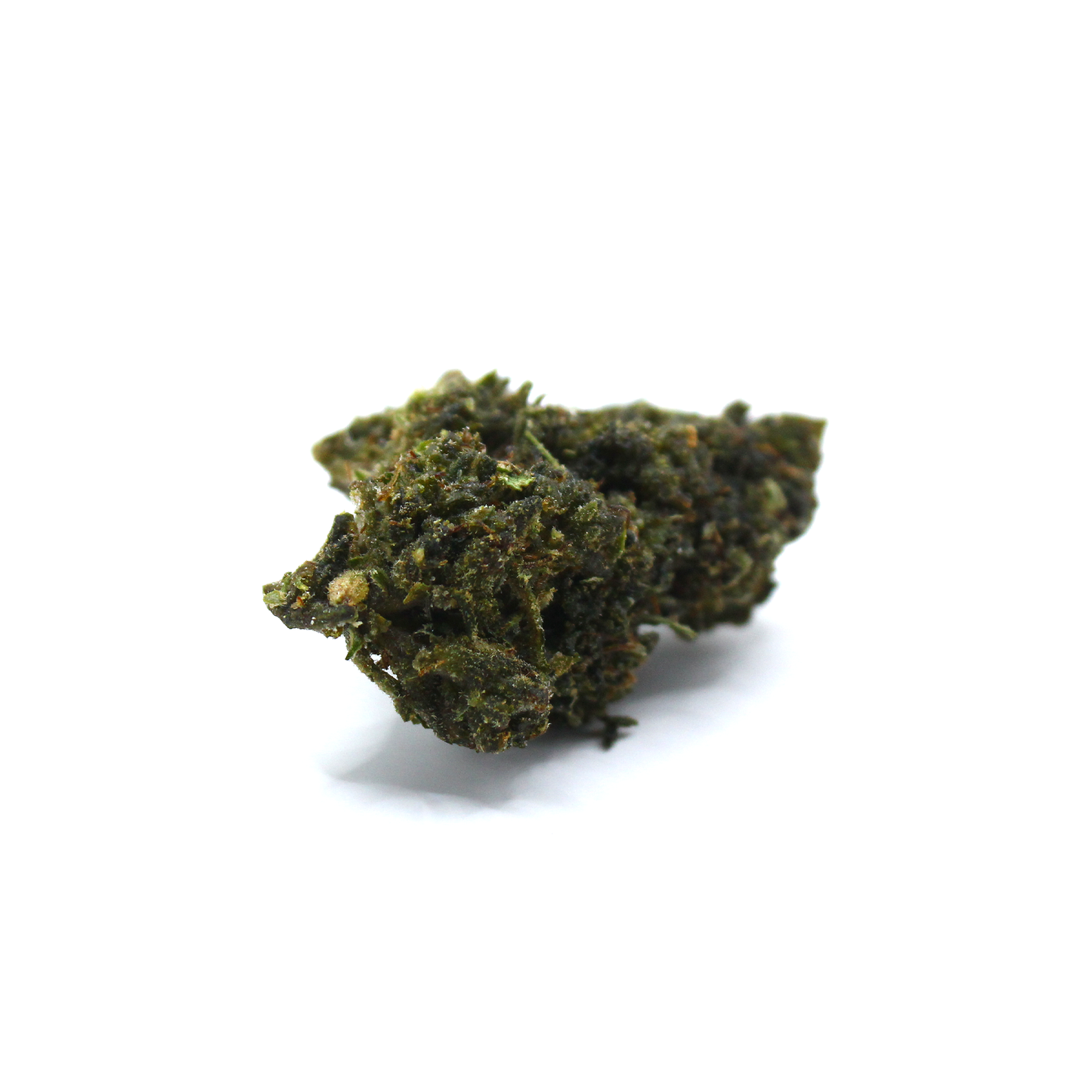 Mørkegrøn cannabis bud med tæt struktur og små blade fotograferet i close-up fra lav sidevinkel på hvid baggrund.