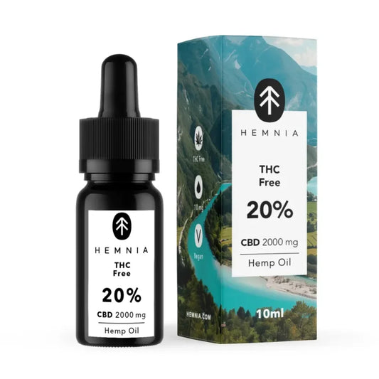 Hemnia THC Free CBD olie 20% 2000 mg 10 ml flaske med pipette ved siden af original produktemballage fotograferet fra frontvinkel på hvid baggrund.