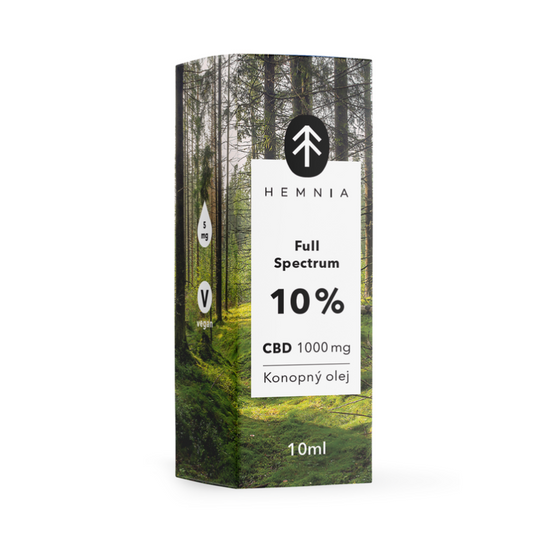Hemnia Full Spectrum CBD olie 10% 1000 mg produktemballage med skovdesign fotograferet fra let sidevinkel på hvid baggrund.