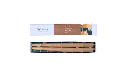 JIWA King Size pre-rolled cones pakke med 12 naturlige træpapir cones og filtertips vist åbnet på hvid baggrund.