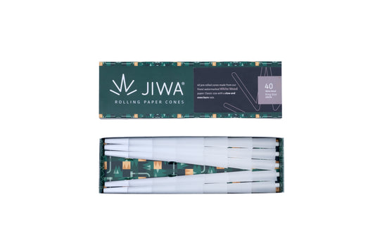 JIWA Rolling Paper Cones King Size pakke med 40 hvide pre-rolled cones og filtertips vist åbnet på hvid baggrund.