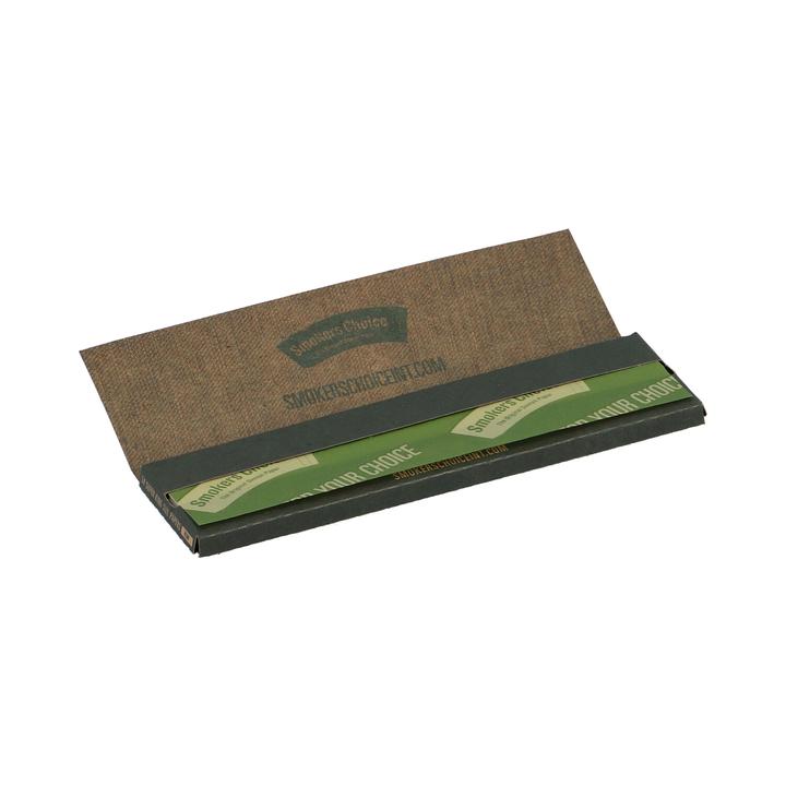 Smoker’s Choice Super King Size rolling papers i åben pakke med økologisk hamp papir fotograferet fra frontvinkel på hvid baggrund.