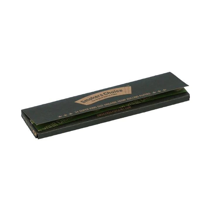 Smoker’s Choice Super King Size organic hemp rolling papers i lukket pakke fotograferet fra let sidevinkel på hvid baggrund.