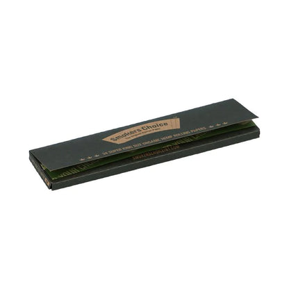 Smoker’s Choice Super King Size organic hemp rolling papers i lukket pakke fotograferet fra let sidevinkel på hvid baggrund.