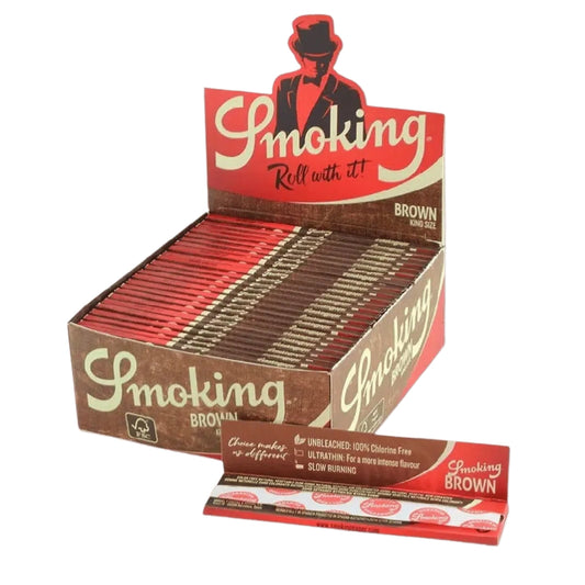 Displayæske med Smoking Brown King Size rullepapir og flere pakker ubleget slow-burning rolling papers på hvid baggrund.