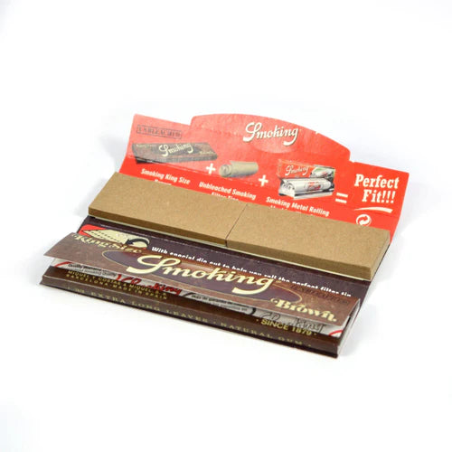 Smoking Brown ublegede rolling papers med filtertips i åben pakke fotograferet fra frontvinkel på hvid baggrund.