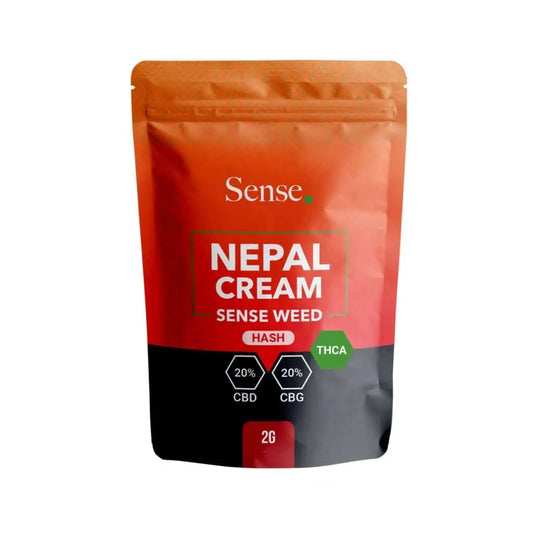 Sense Nepal Cream hash 2g pose med rød og sort emballage samt THCA, CBD og CBG indhold fotograferet fra frontvinkel på hvid baggrund.