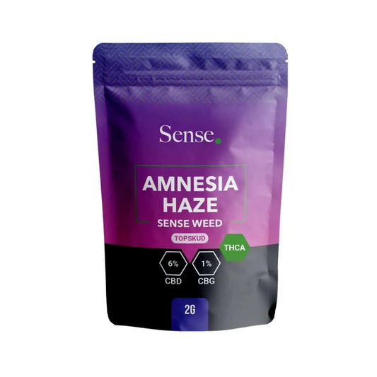 Sense Amnesia Haze topskud cannabis blomst 2g pose med lilla og sort emballage samt CBD og CBG indhold fotograferet fra frontvinkel på hvid baggrund.