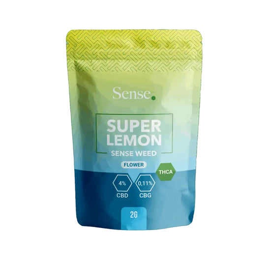 Sense Super Lemon cannabis blomst 2g pose med grøn og blå emballage samt CBD og CBG indhold fotograferet fra frontvinkel på hvid baggrund.
