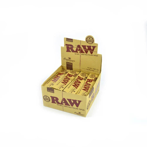 RAW Classic ublegede rolling papers i displayæske med flere pakker naturlige cigaretpapirer fotograferet fra frontvinkel på hvid baggrund.