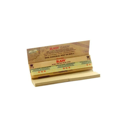 RAW Classic ublegede rolling papers i åben pakke med naturligt cigaretpapir fotograferet i close-up på hvid baggrund.